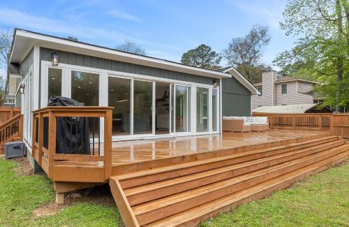 Macon Casa | Comforting Lakeside Retreat