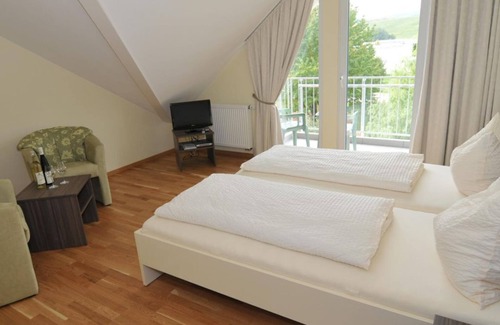 Longuich Cama Y Desayuno | Comfortzimmer Groß mit Balkon - Gästehaus-gasthof "wein im Turm"