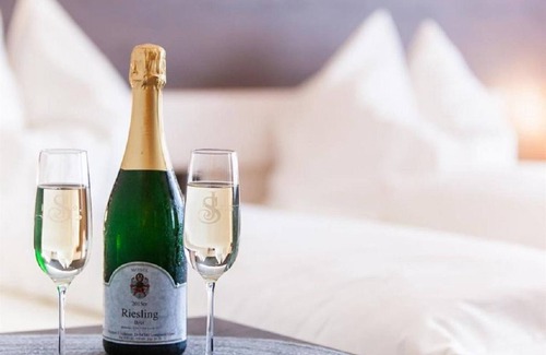 Longuich Cama Y Desayuno | Comfortzimmer Groß mit Balkon - Gästehaus-gasthof "wein im Turm"