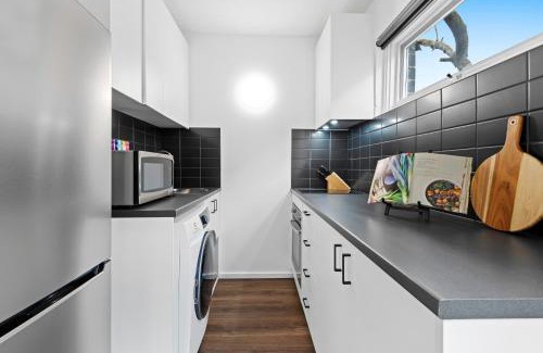 Parkville Apartamento | Comfy 1-Bed Unit with Balcony and Parking