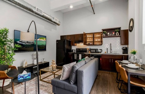 Downtown Kansas City Apartamento | Comfy 1BR Near Arrowhd & TMobile Parking, Rooftop
