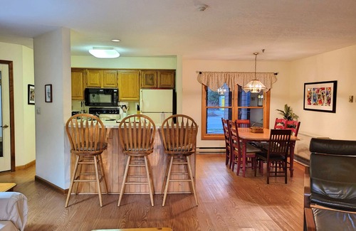 North Woodstock Condominio | Comfy 1st floor, on river. pool/fitness center, pet-friendly. D0211 by LRS