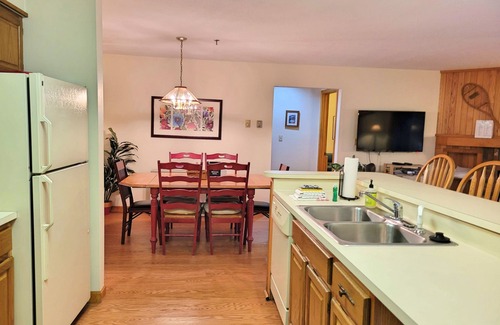 North Woodstock Condominio | Comfy 1st floor, on river. pool/fitness center, pet-friendly. D0211 by LRS