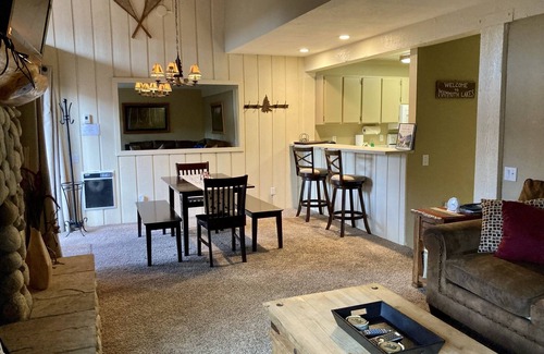 Mammoth Lakes Condominio | ❤Comfy 2BD/2BA Condo❤WALK TO LIFTS👉Near Canyon Lodge❄Slps 6🐶Pets OK