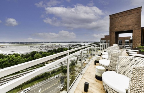 Crystal City Apartamento | Comfy 2BR Oasis with Scenic Rooftop & Gym