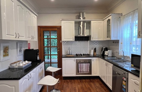 Denistone Casa | Comfy 2LR, 3Bath, 4BR,5 min walk to train station,close to shops,Bush view House