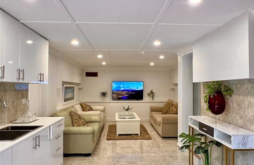 Denistone Casa | Comfy 2LR, 3Bath, 4BR,5 min walk to train station,close to shops,Bush view House