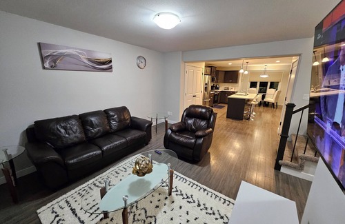 Regina Casa | Comfy 3-bedroom house in Harbour Landing, Regina.