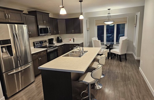 Regina Casa | Comfy 3-bedroom house in Harbour Landing, Regina.
