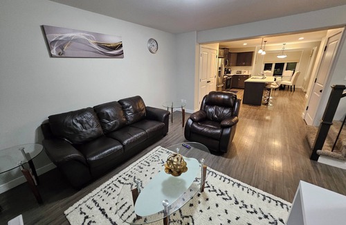 Regina Casa | Comfy 3-bedroom house in Harbour Landing, Regina.