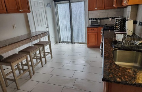 Queens Casa | Comfy 4 bed house in NY. 20 min from NYC by train 20 min from JFK & LGA
