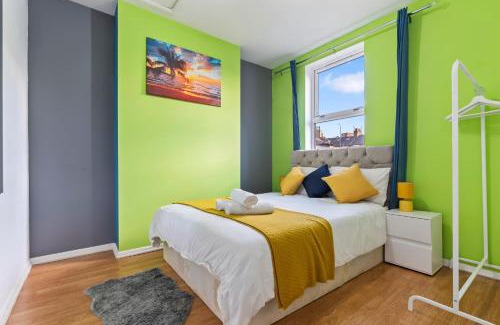 Ferndale Casa | Comfy 4BR House close to Subway