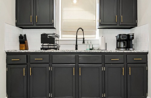 South Kansas City Casa | Comfy 4BR Near Hospitals, UMKC, Brookside, and Plaza