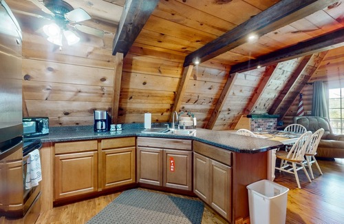 Flat Hollow Marina Casa | Comfy A-frame cabin with deck, gas grill, Internet, close to marina