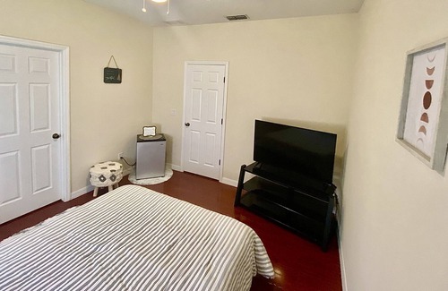 Vista East Casa | Comfy and Cozy Private Room / Free Parking / Close to Airport & Shopping Centers