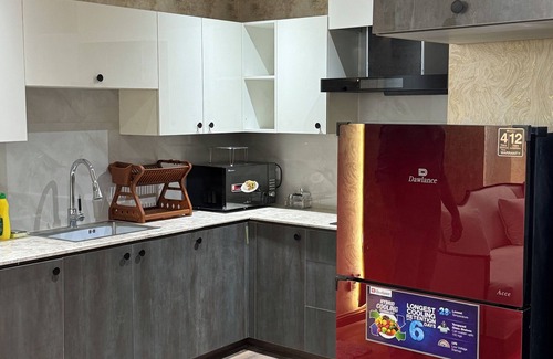 Gulberg Apartamento | Comfy and Modern 2BDR apt with Central AC ,Wifi, LED and kitchenette