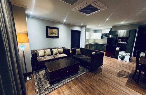 Gulberg Apartamento | Comfy and Modern 2BDR apt with Central AC ,Wifi, LED and kitchenette