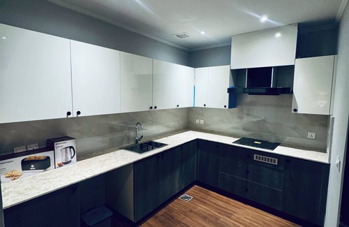 Gulberg Apartamento | Comfy and Modern 2BDR apt with Central AC ,Wifi, LED and kitchenette