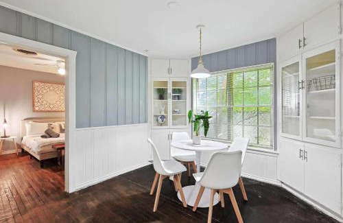 Fort Worth Casa | Comfy and Modern Holiday Lofts in FW