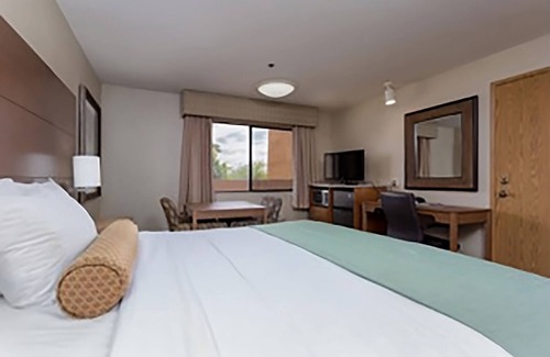Yuma Hotel | Comfy and Modern Unit! Pool, Hot Tub, Parking