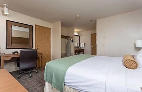 Yuma Hotel | Comfy and Modern Unit! Pool, Hot Tub, Parking