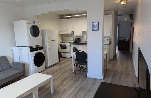 Ville-Emard Apartamento | Comfy apartment close to Metro Monk station with self check in