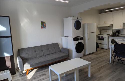 Ville-Emard Apartamento | Comfy apartment close to Metro Monk station with self check in