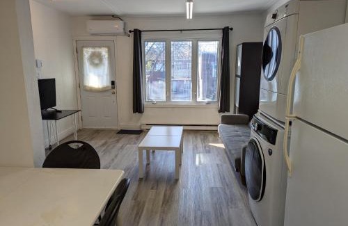 Ville-Emard Apartamento | Comfy apartment close to Metro Monk station with self check in