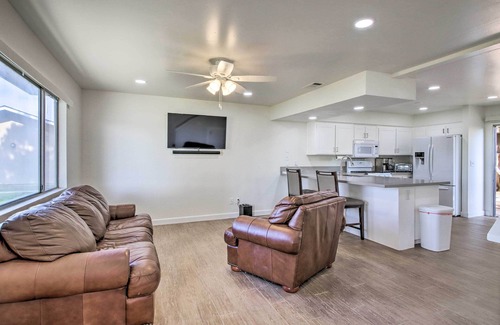 Country Rose Casa | Comfy Bakersfield Townhome - Fire Pit & Patio