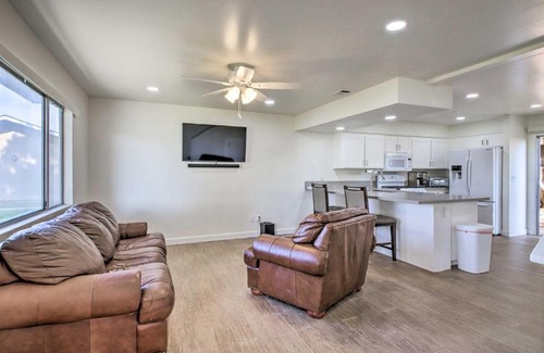 Country Rose Casa | Comfy Bakersfield Townhome - Fire Pit and Patio