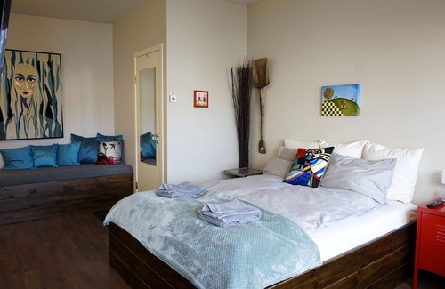 Innri-Njarthvik Apartamento | Camas cómodas, jacuzzi, centro de Keflavik, int. Airp. 7 min. Simplemente una elección inteligente.