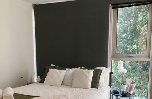 South Melbourne Apartamento | Comfy Botanical Getaway - Full Apartment with Pool and Gym Access