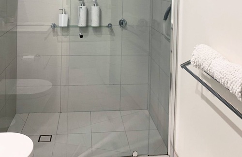 South Melbourne Apartamento | Comfy Botanical Getaway - Full Apartment with Pool and Gym Access