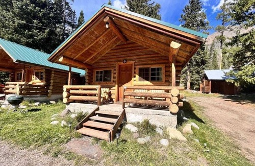 Cooke City-Silver Gate Cabina | Comfy cabin is situated on the Silver Gate property which overlooks 10,000ft tall mountain peaks surrounding the town.