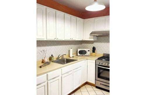 Queens Casa | Comfy Clean 2BR 1BA Home- 15 mins to Times Square!
