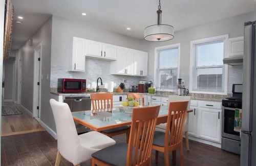 Dorchester Condominio | Comfy & Cozy 2nd level condo walk to MBTA mins to Downtown Boston