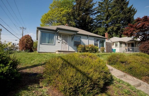 Montavilla Casa | Comfy & Cozy For The Professional & Family