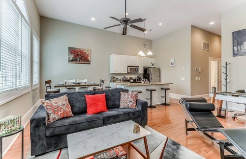 Thomas Square Condominio | Comfy-Cozy-Walk to Forsyth Park-King Beds