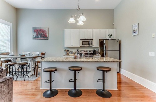 Thomas Square Condominio | Comfy-Cozy-Walk to Forsyth Park-King Beds