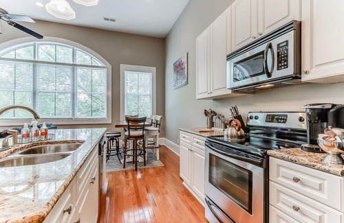 Thomas Square Condominio | Comfy-Cozy-Walk to Forsyth Park-King Beds