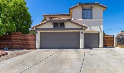 Paradise Valley Casa | Comfy Expansive Home - Near the Strip - Heated Pool