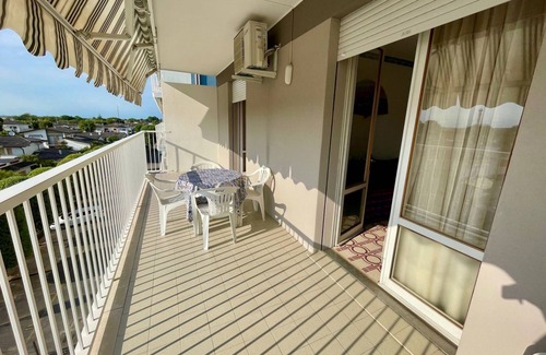 Porto Santa Margherita Apartamento | Luminoso piso con terraza a 250m del mar
