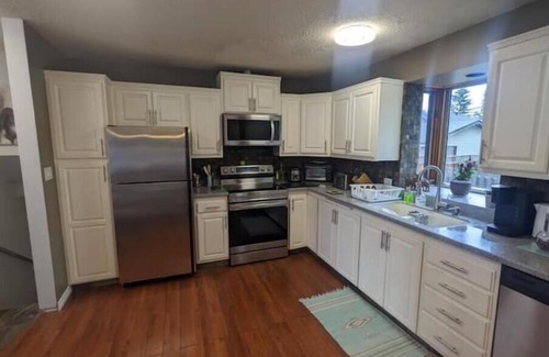 Airdrie Casa | Comfy Family Home - Pet Friendly + Free Parking