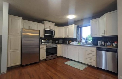 Airdrie Casa | Comfy Family Home - Pet Friendly + Free Parking