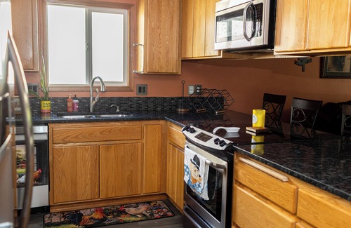 Carlton Casa | Comfy Home in the heart of wine country. Walk to wine tasting, Pet Friendly.