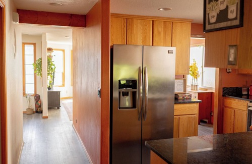 Carlton Casa | Comfy Home in the heart of wine country. Walk to wine tasting, Pet Friendly.