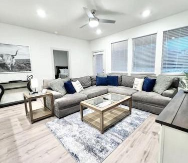 McNeil Casa | Comfy Home mins from Downtown, UT, Domain & Rodeo