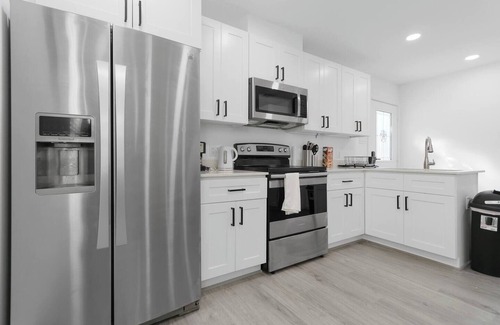 Northside Casa | Comfy Home | Sleeps 10 | Hot Tub| Games | 7mi DT