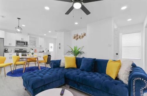 Northside Casa | Comfy Home | Sleeps 10 | Hot Tub| Games | 7mi DT