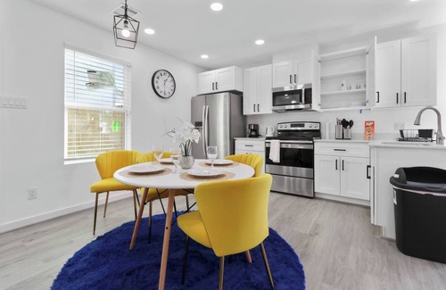 Northside Casa | Comfy Home | Sleeps 10 | Hot Tub| Games | 7mi DT